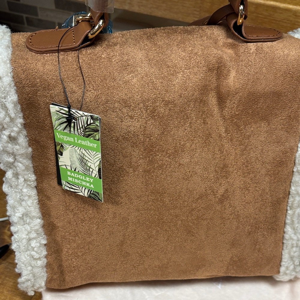 Badgley Mischka Crossbody Bag with strap lock n DustBag ! NWT - Picture 3 of 11